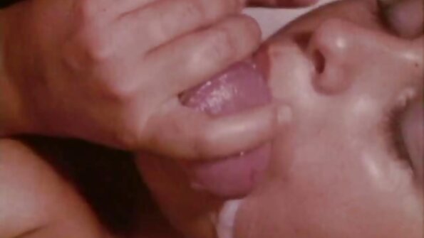 热情的黑发 Darcia Lee 将她的嘴唇和阴户包裹在继父的阴茎周围